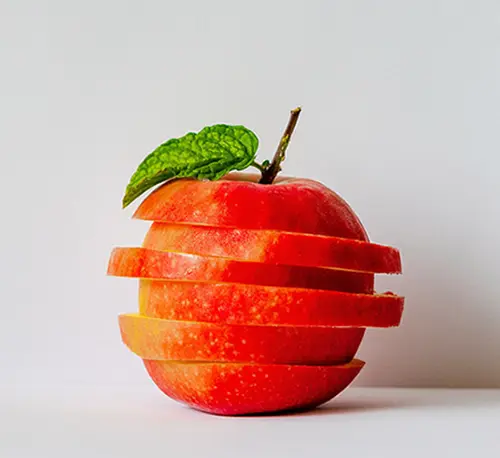 빨간 사과가 가로로 슬라이스로 잘려 있는 모습