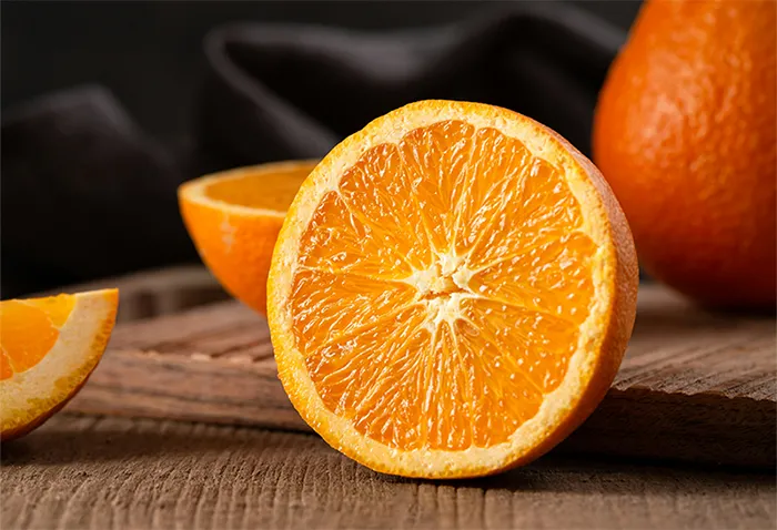 오렌지를 깔끔하게 반으로 자른 단면의 모습